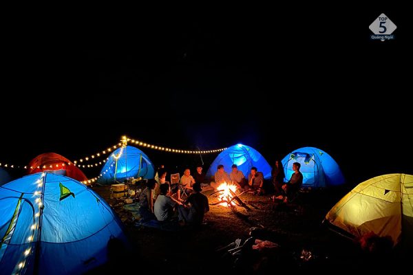 Cẩn thận với củi lửa để tránh gây nguy cơ cháy rừng khi đi camping đèo violak 