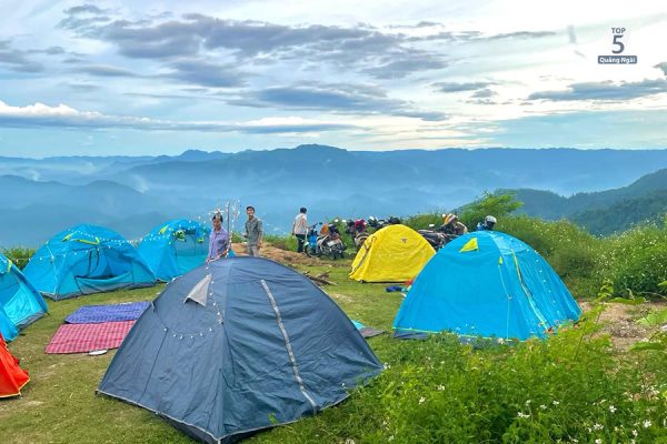 Chuẩn bị đầy đủ lều trại và dụng cụ sẽ giúp bạn có chuyến camping đèo Violak Quảng Ngãi thú vị hơ
