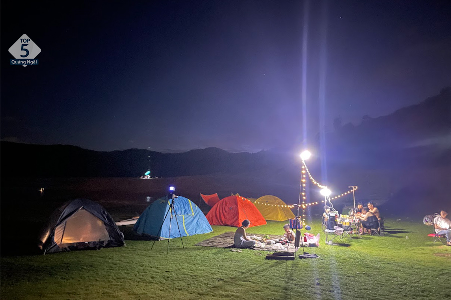 Đèn ngoài trời kiêm trụ 6900 lumen rất thích hợp cho những buổi cắm trại dã ngoại ngoài trời 