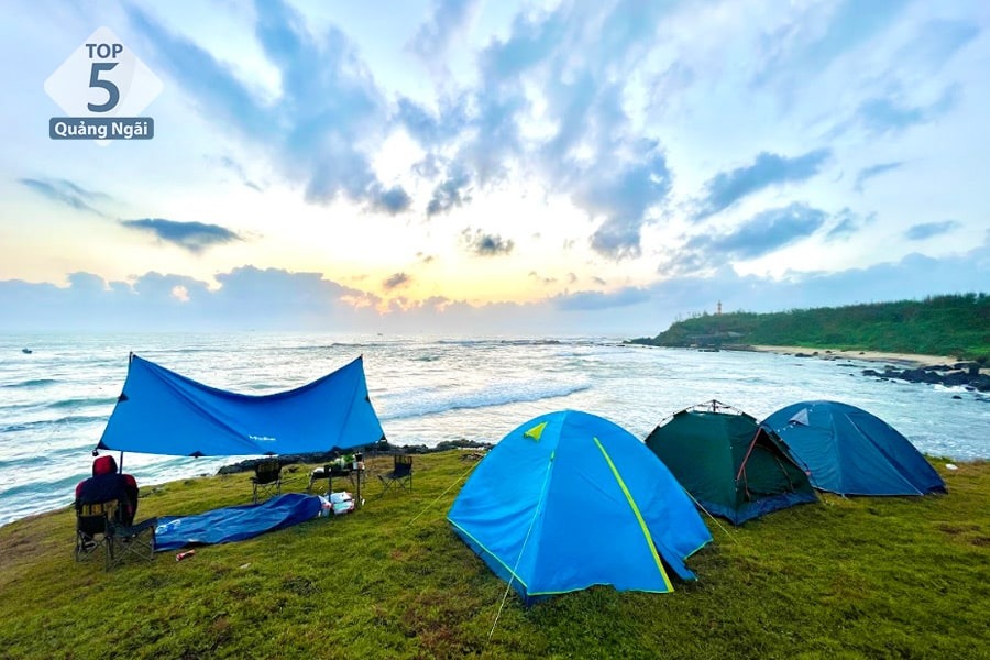Tìm kiếm nơi cắm trại bằng phẳng và không nguy hiểm